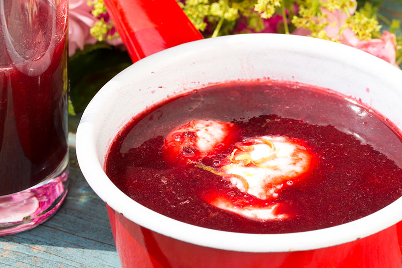 Kersensoep in een rood pannetje